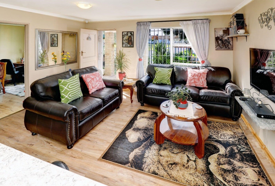 To Let 3 Bedroom Property for Rent in Loevenstein Western Cape